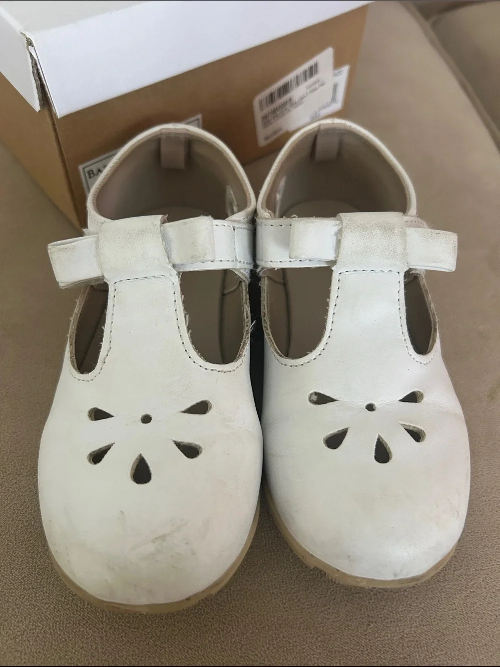 Toddler girls size 9 white scalloped Mary Jane dress shoe Velcro strap box